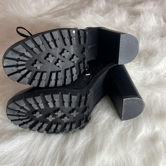 BCBG lace up Ankle Booties. Like new . Never worn - Picture 3 of 3